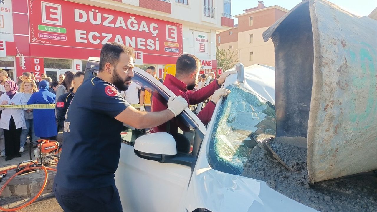 Bingöl'de Beton Mikseri Devrildi: 3 Yaralı