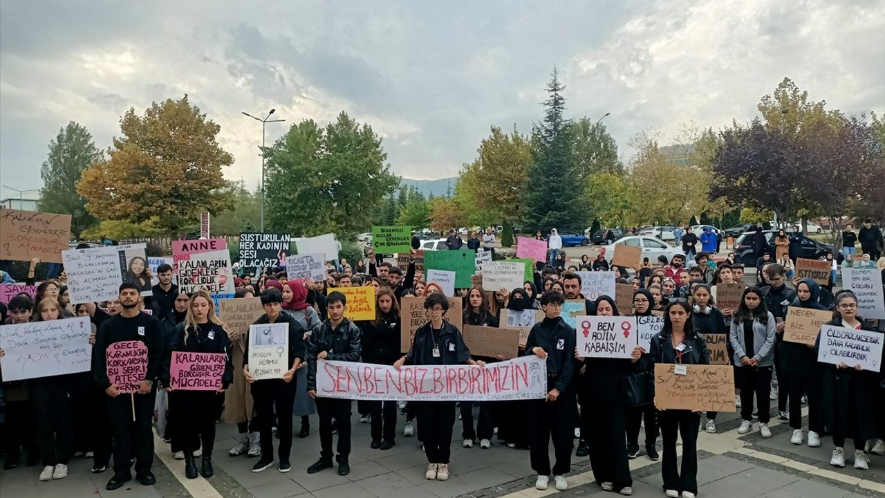 Bingöl'de Üniversite ÖğrencilerindenKadına Yönelik Şiddet Protestosu