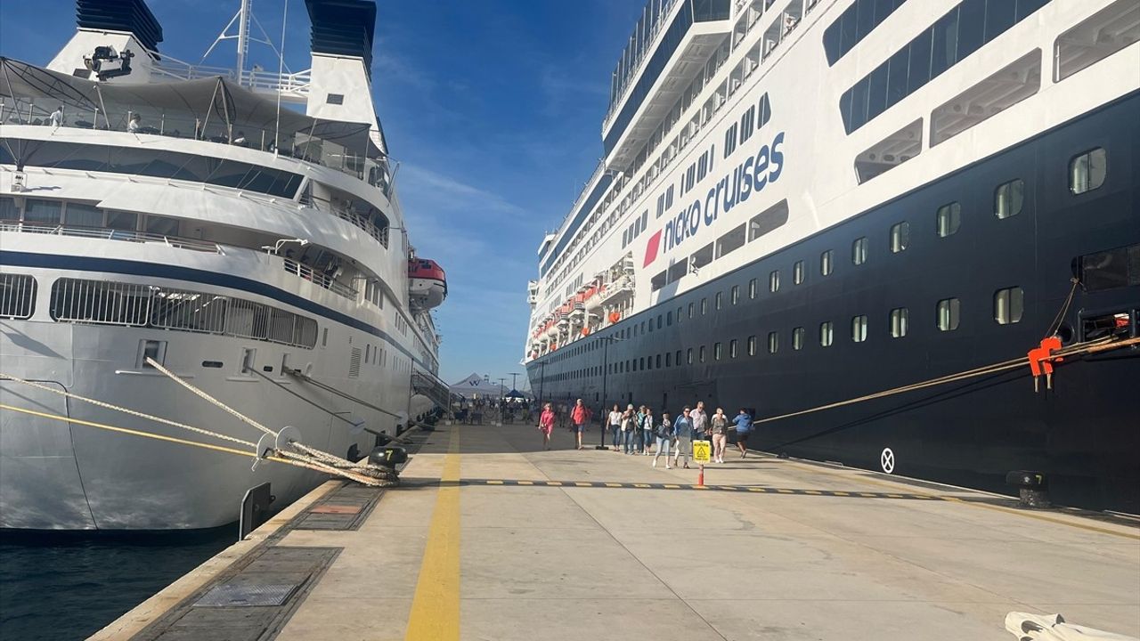 Bodrum'a İki Kruvaziyerle 1204 Yolcu Geldi