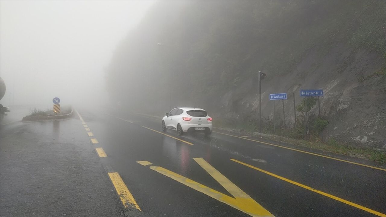 Bolu Dağı'nda Sağanak ve Sis Ulaşımı Olumsuz Etkiliyor