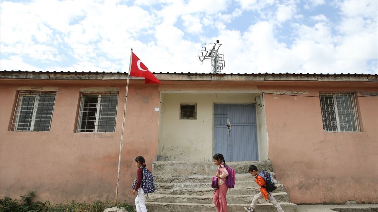 Boylu Köyü'nde 3 Öğrenci İçin Özverili Eğitim