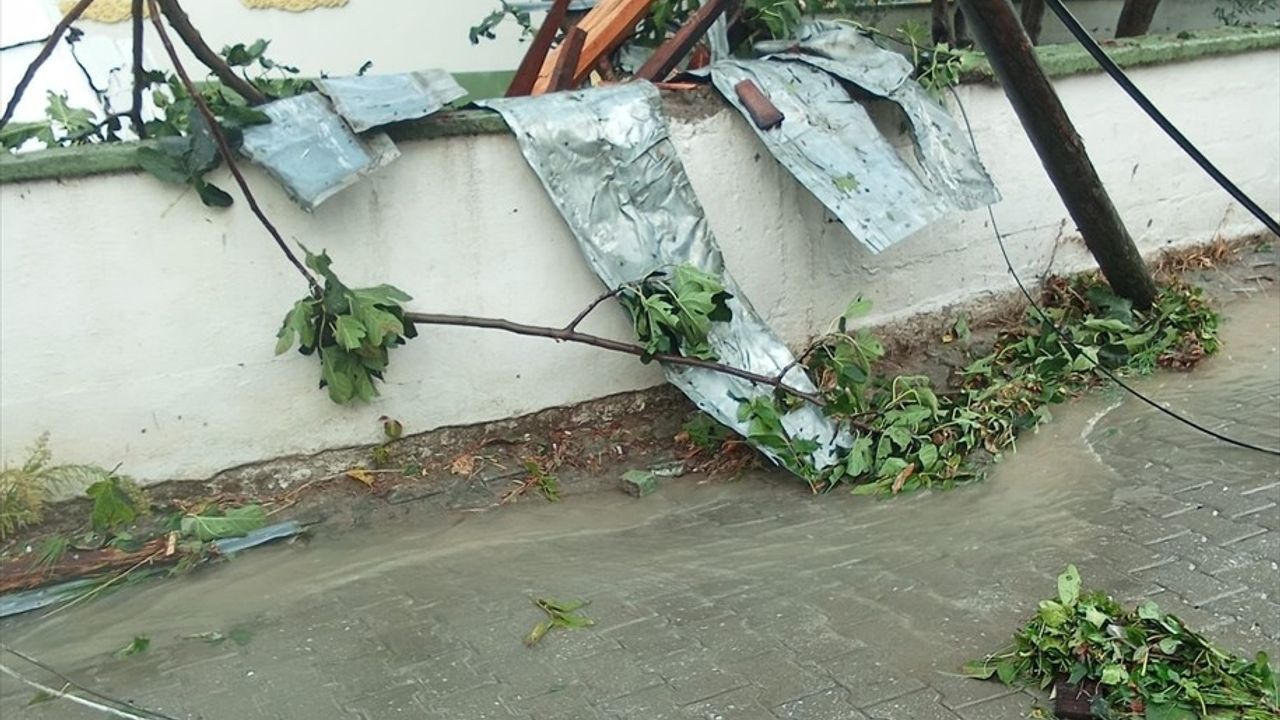 Çanakkale'nin Gelibolu ve Biga İlçelerinde Etkili Sağanak Yağış