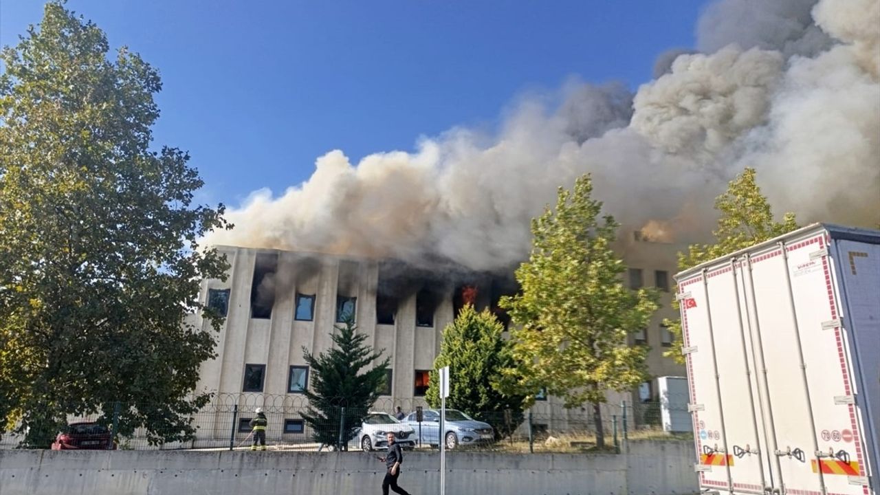 Çerkezköy'de Deri Fabrikasında Yangın Çıkıyor