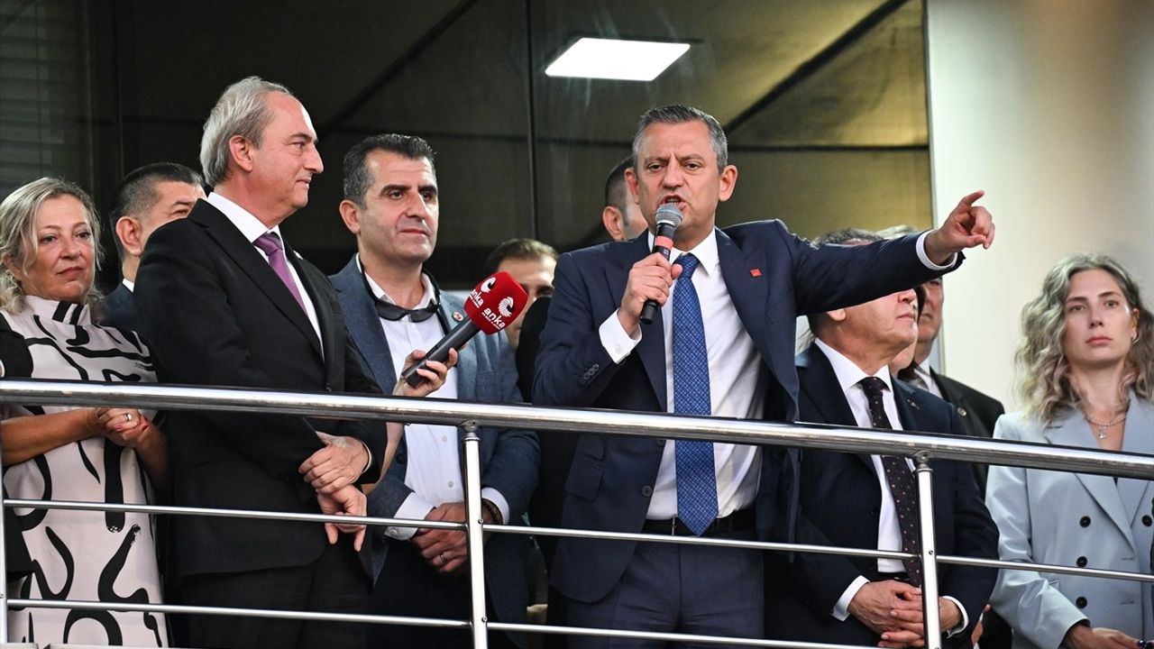 CHP Genel Başkanı Özgür Özel, Antalya'da Vatandaşlarla Buluştu