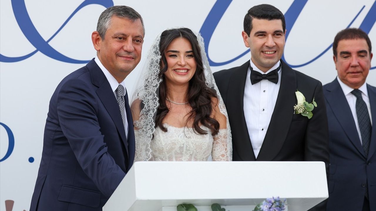 CHP Genel Başkanı Özgür Özel, Avcılar'da Nikah Şahidi Oldu