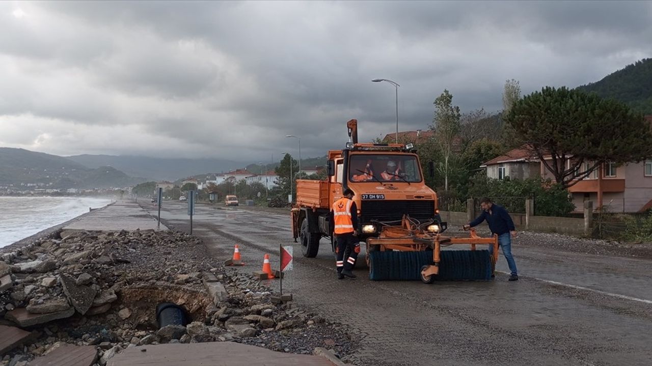 Cide'de Dalgalar Yürüyüş Yoluna Zarar Verdi