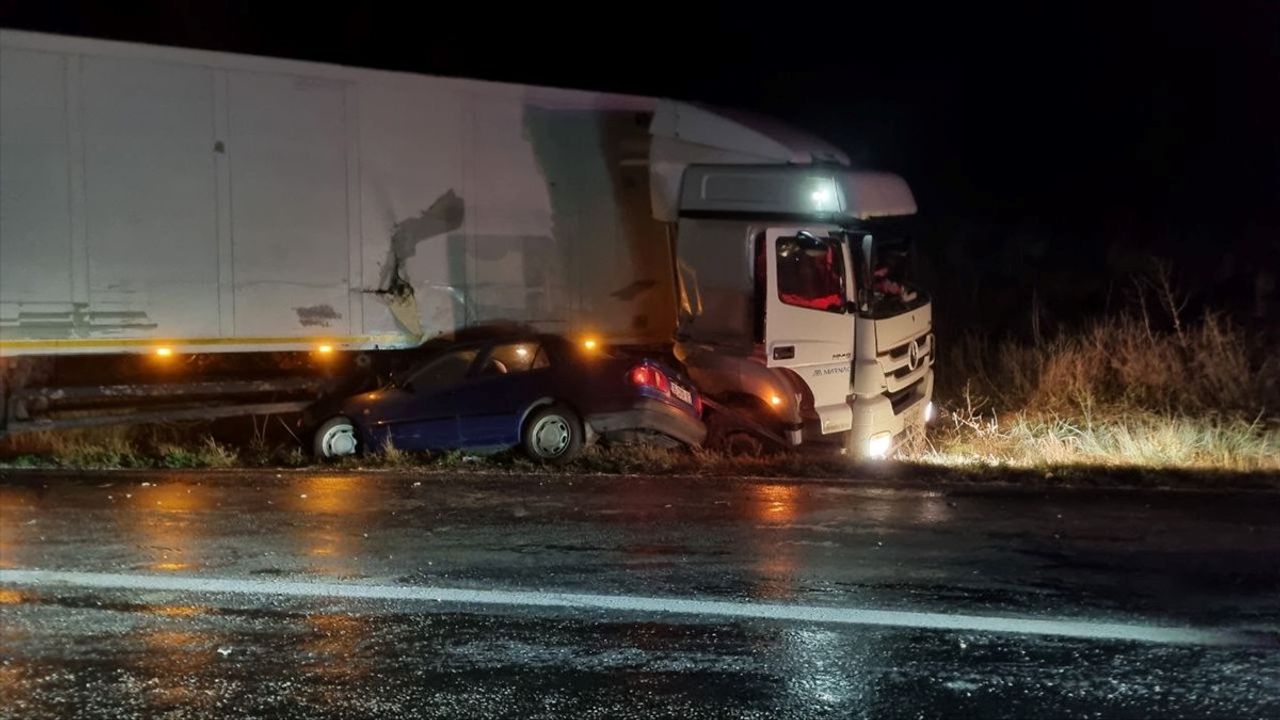 Çorum'da Tır ile Otomobil Çarpıştı: 5 Kişi Yaralandı