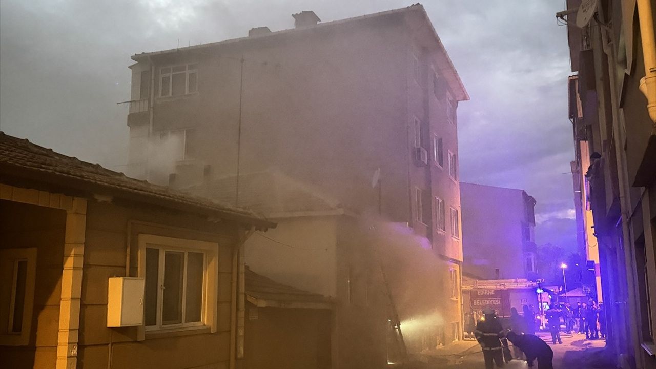 Edirne'de Korkunç Olay: Evi Ateşe Veren Şahıs Polise Teslim Oldu