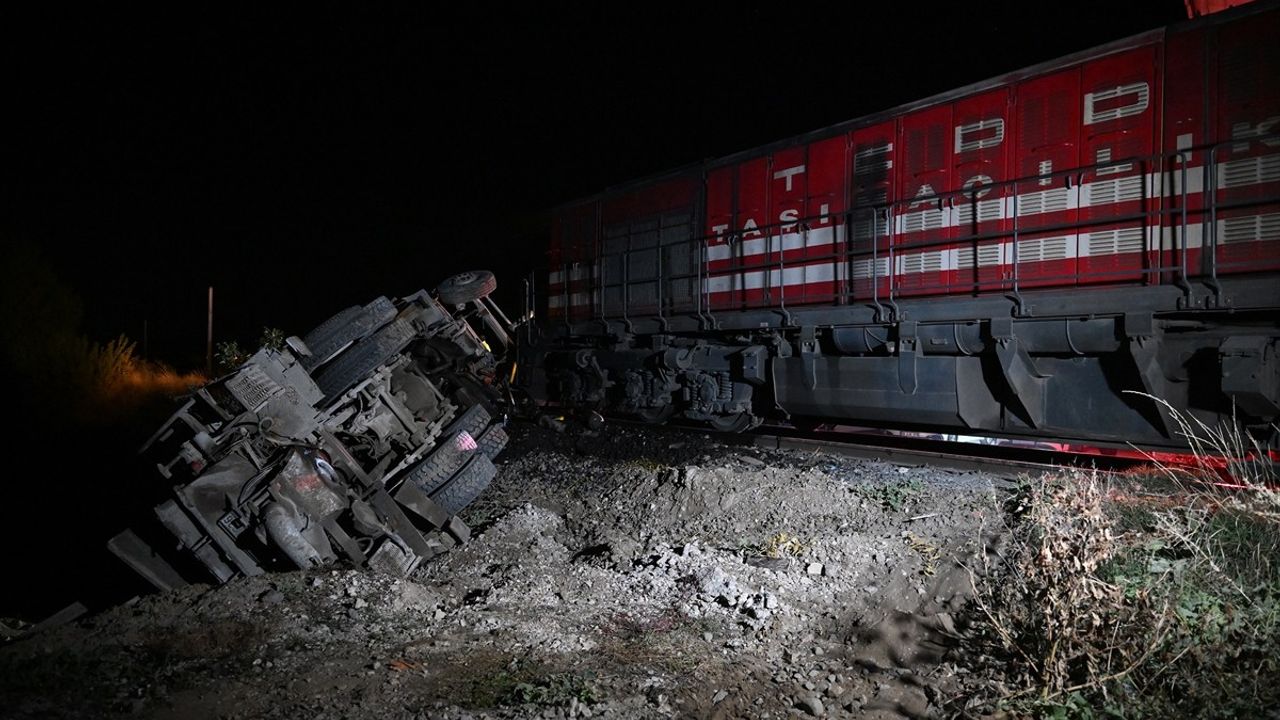 Edirne'de Yolcu Treni Betona Çarptı