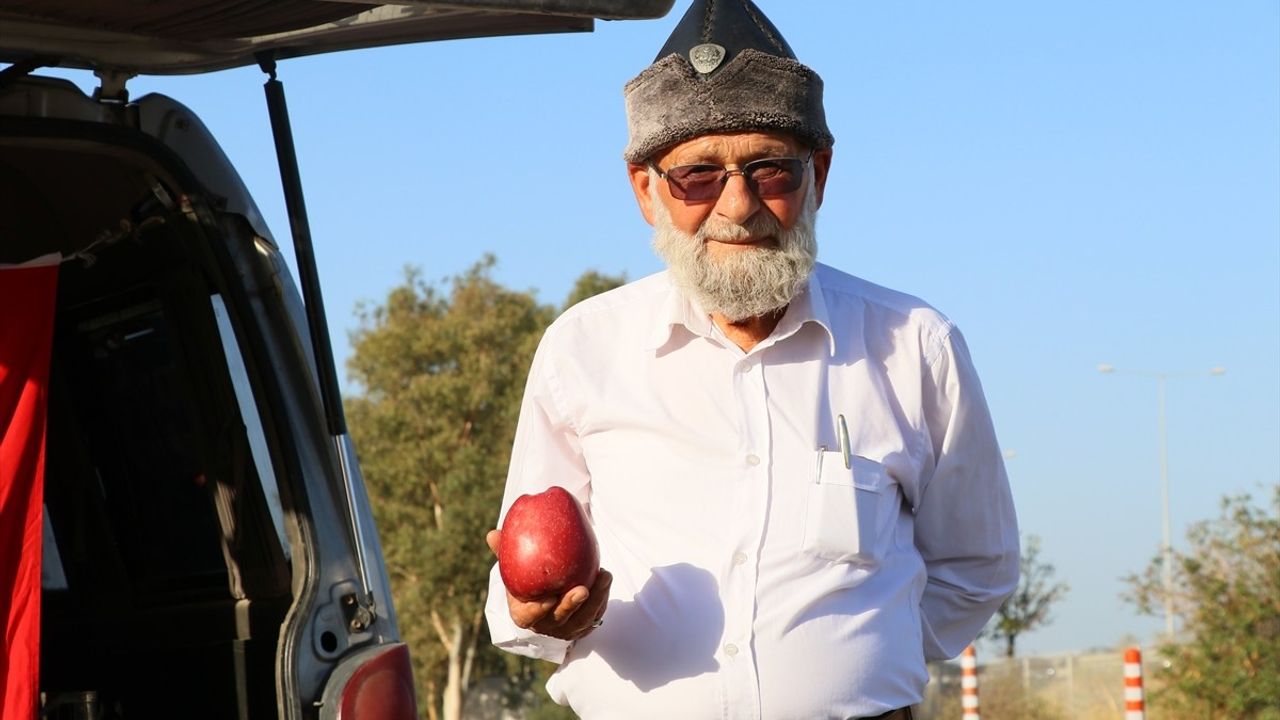 Elmacı Dede’den Mehmetçik’e Elma Desteği