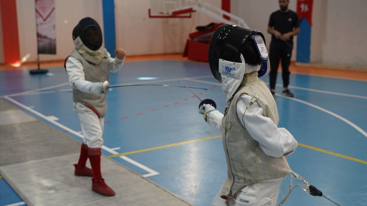 Gaziantep'te Genç Eskrimciler Piste Çıktı