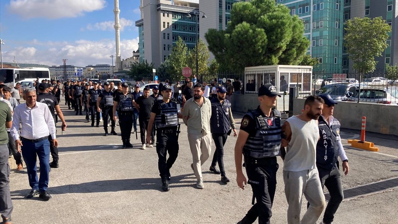 Gaziantep'te Uzun Namlulu Silahlarla Görüntülenen Şüpheliler Adliyeye Sevk Edildi