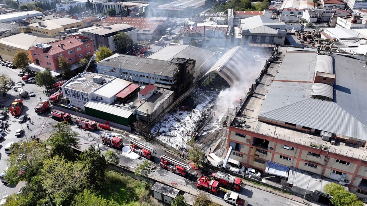 Gaziosmanpaşa'daki Fabrika Yangını Kontrol Altına Alındı