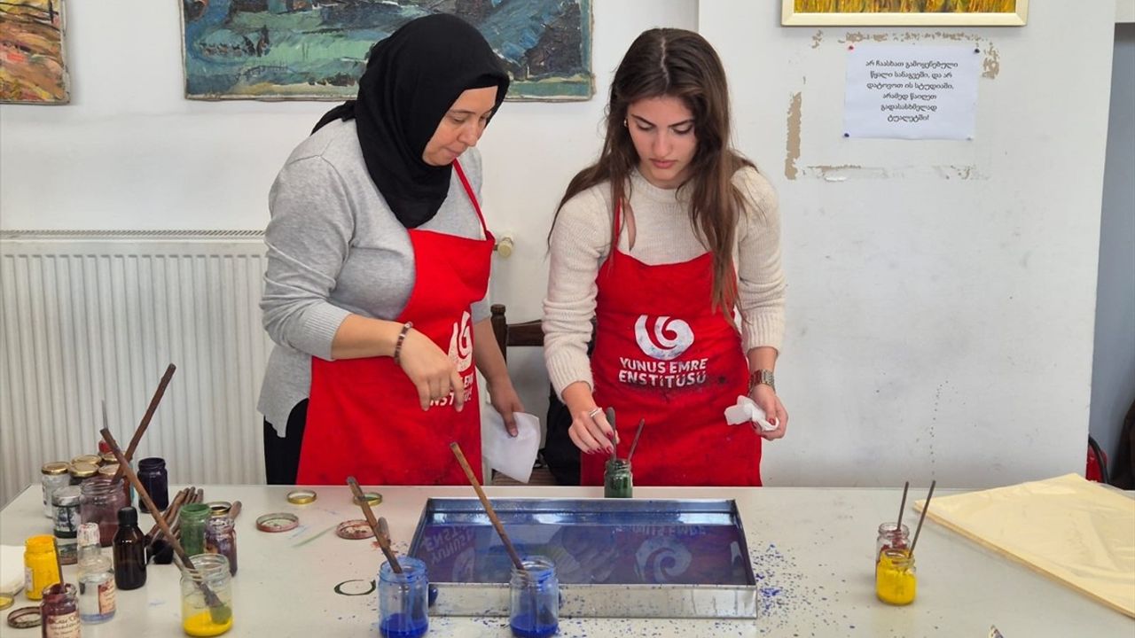 Gürcistan'da Geleneksel Türk Ebru Sanatı Atölyesi Düzenlendi