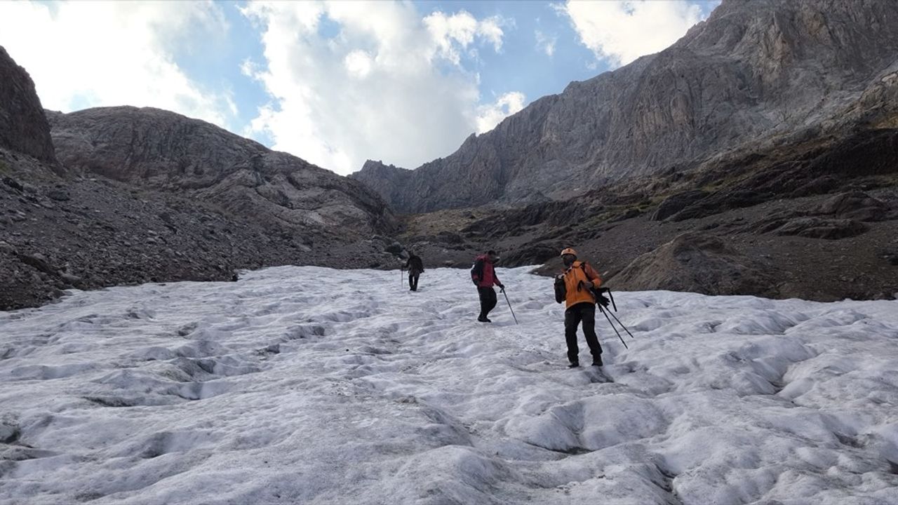 Hakkari'de Dağcılar Köşe Direği Dağı'nın Zirvesine Ulaştı