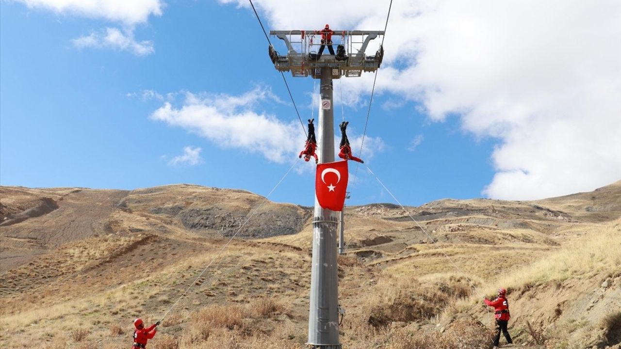 Hakkari'de Jandarma Arama Kurtarma Ekibi Kayak Tatbikatı Gerçekleştirdi