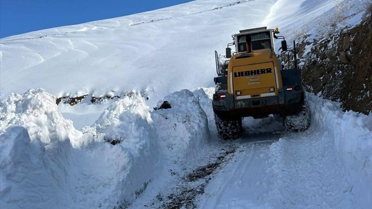 Hakkari'de Kardan Kapanan Üs Yolu İçin Çalışmalar Başlatıldı