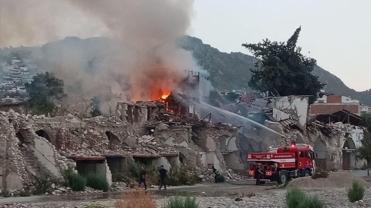 Hatay'da Boş Binada Yangın Çıktı