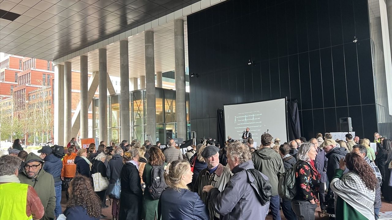 Hollanda'da Memurlar Gazze için Protesto Düzenledi