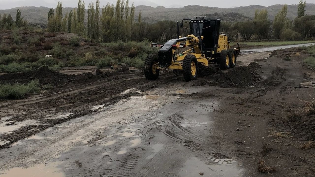 Iğdır'da Sel Sonrası Köy Yolları Yeniden Ulaşıma Açıldı