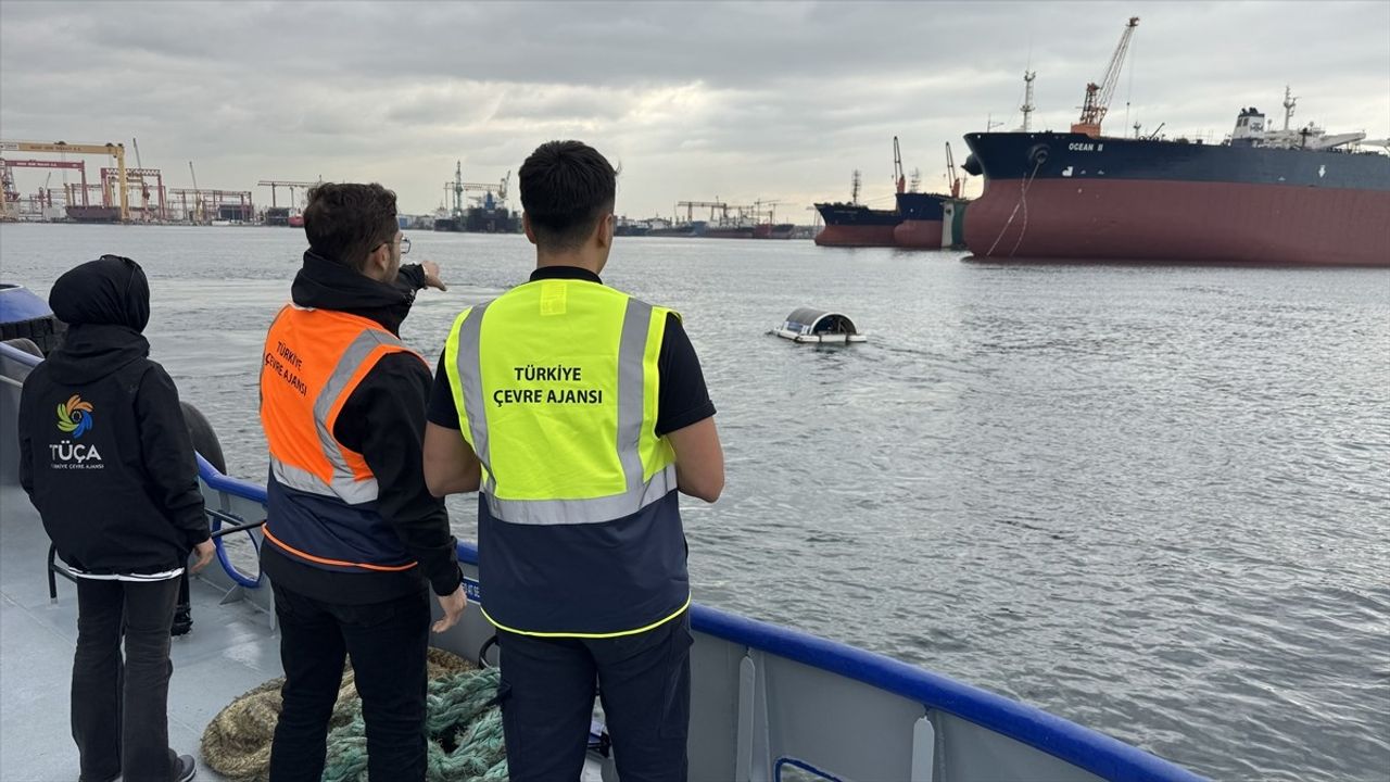 İstanbul'da Deniz Yüzeyi Temizleme Faaliyetleri Başladı