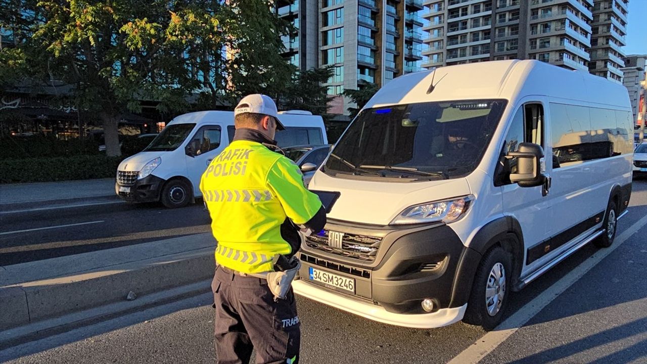 İstanbul'da Emniyet Şeridi İhlali ve Çakar-Siren Denetimi