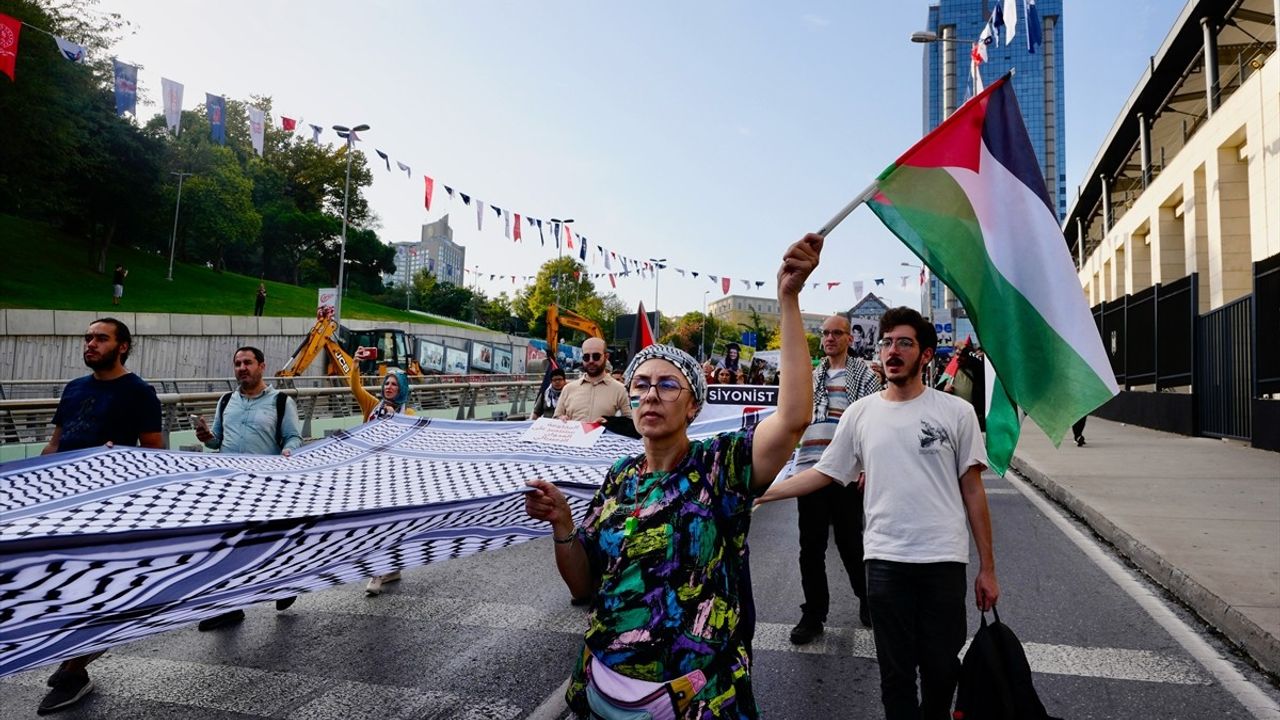 İstanbul'da Filistin Destek Yürüyüşü Gerçekleştirildi