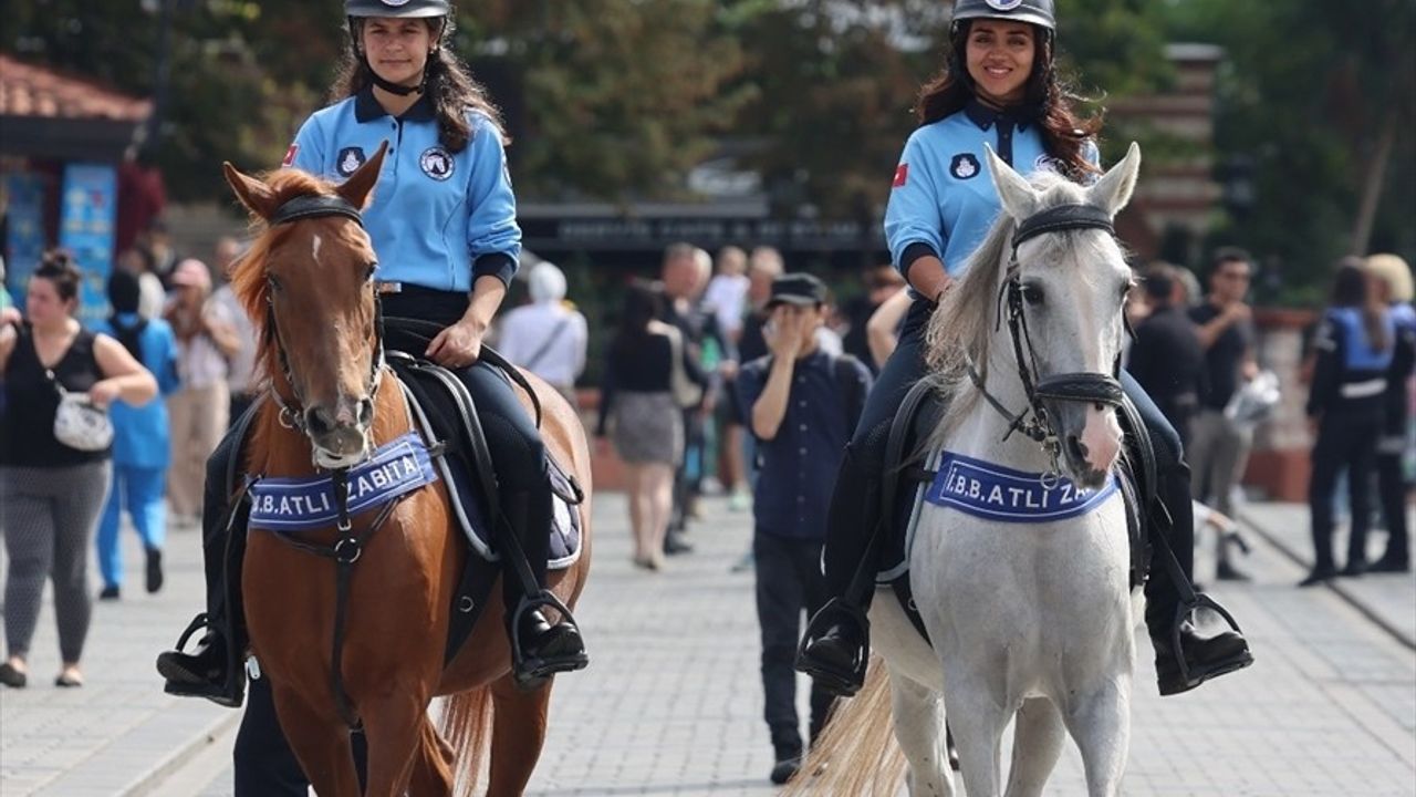 İstanbul'da Motosikletli ve Atlı Kadın Zabıtalardan Örnek Görev