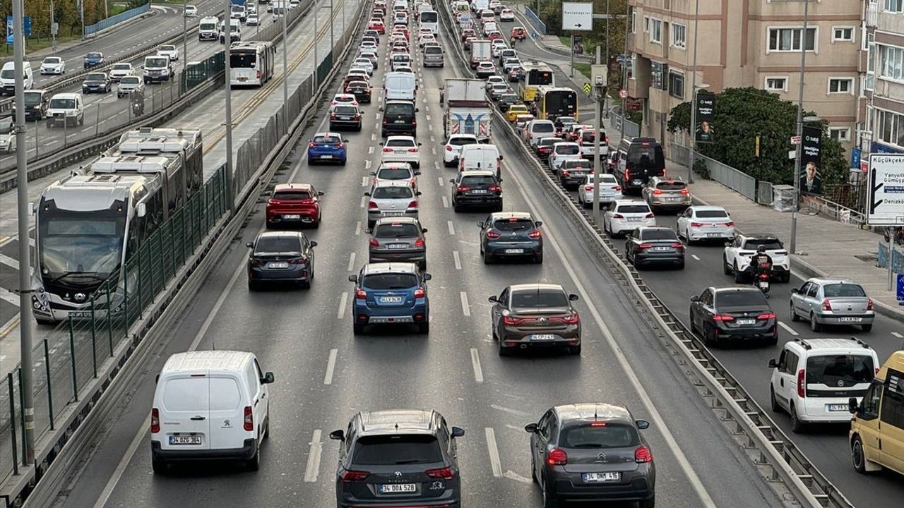 İstanbul'da Sağanak Yağış Trafiği Olumsuz Etkiliyor