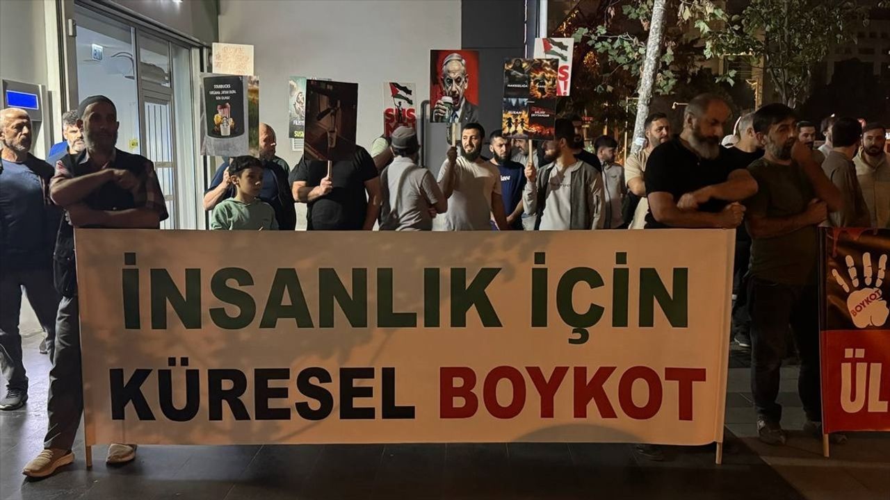 İstanbul'da Starbucks Önünde İsrail Protestosu Düzenlendi