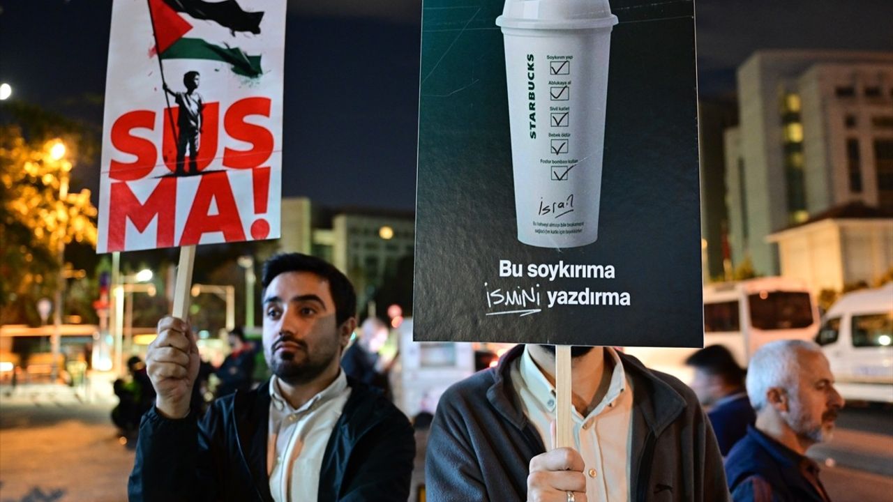 İstanbul'da Starbucks Önünde Süregelen İsrail Karşıtı Protestolar