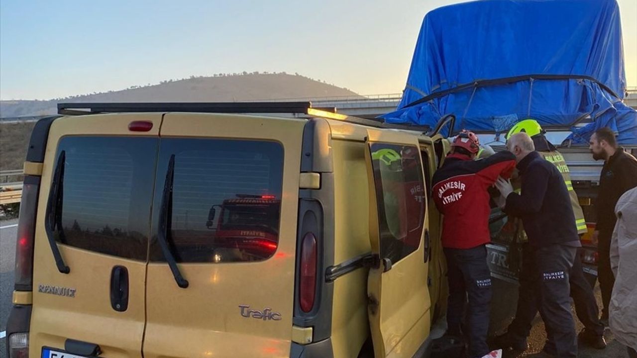 İstanbul-İzmir Otoyolu'nda Trafik Kazası: 3 Yaralı