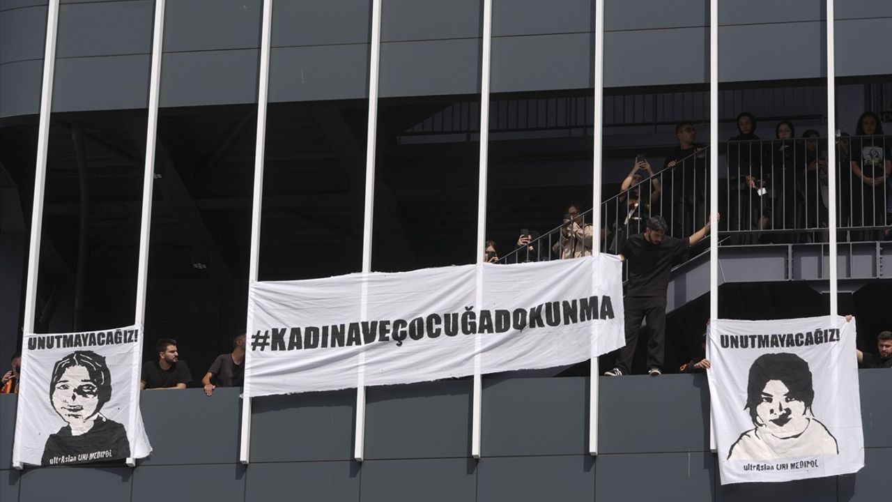 İstanbul Medipol Üniversitesi'nde Ayşenur Halil İçin Protesto Düzenlendi