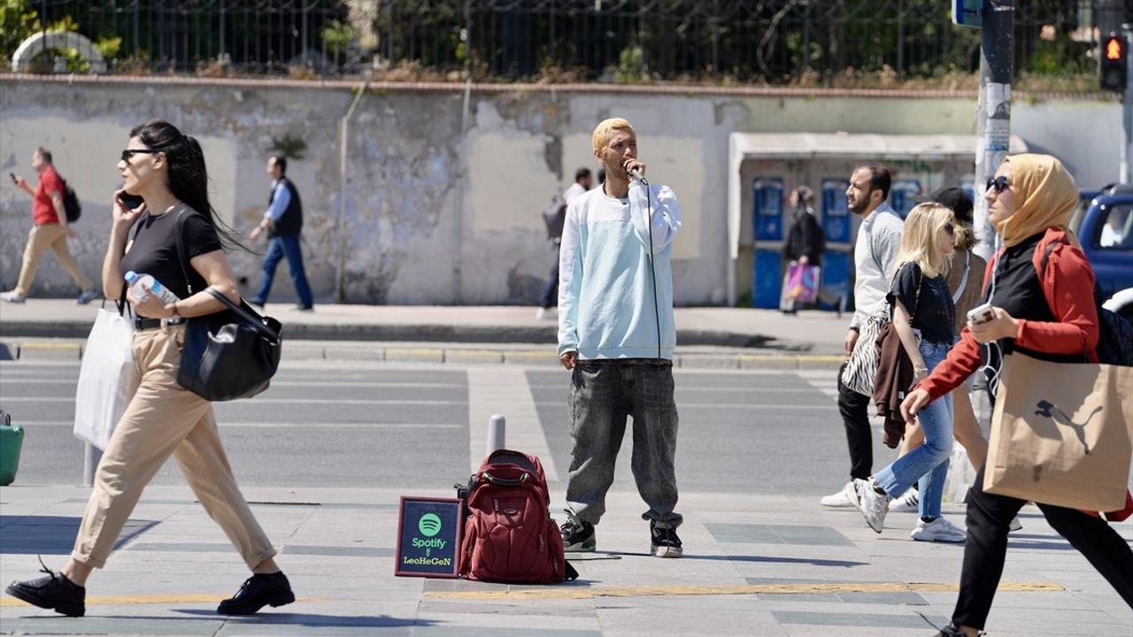 İstanbul Sokaklarında Müzik Rüzgarı: Human Ghasemnataj Fokoloei