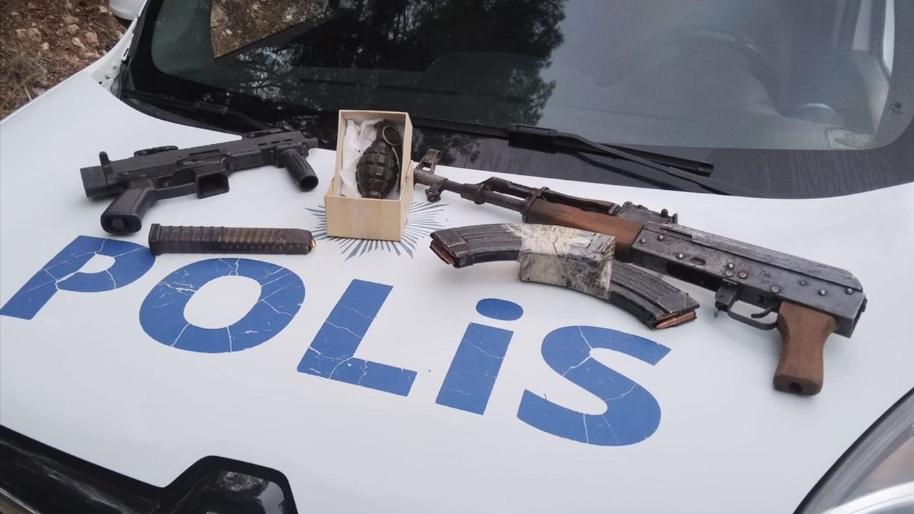 İzmir'de Ormanlık Alanda Silah ve El Bombası Saklayan İki Şüpheli Tutuklandı