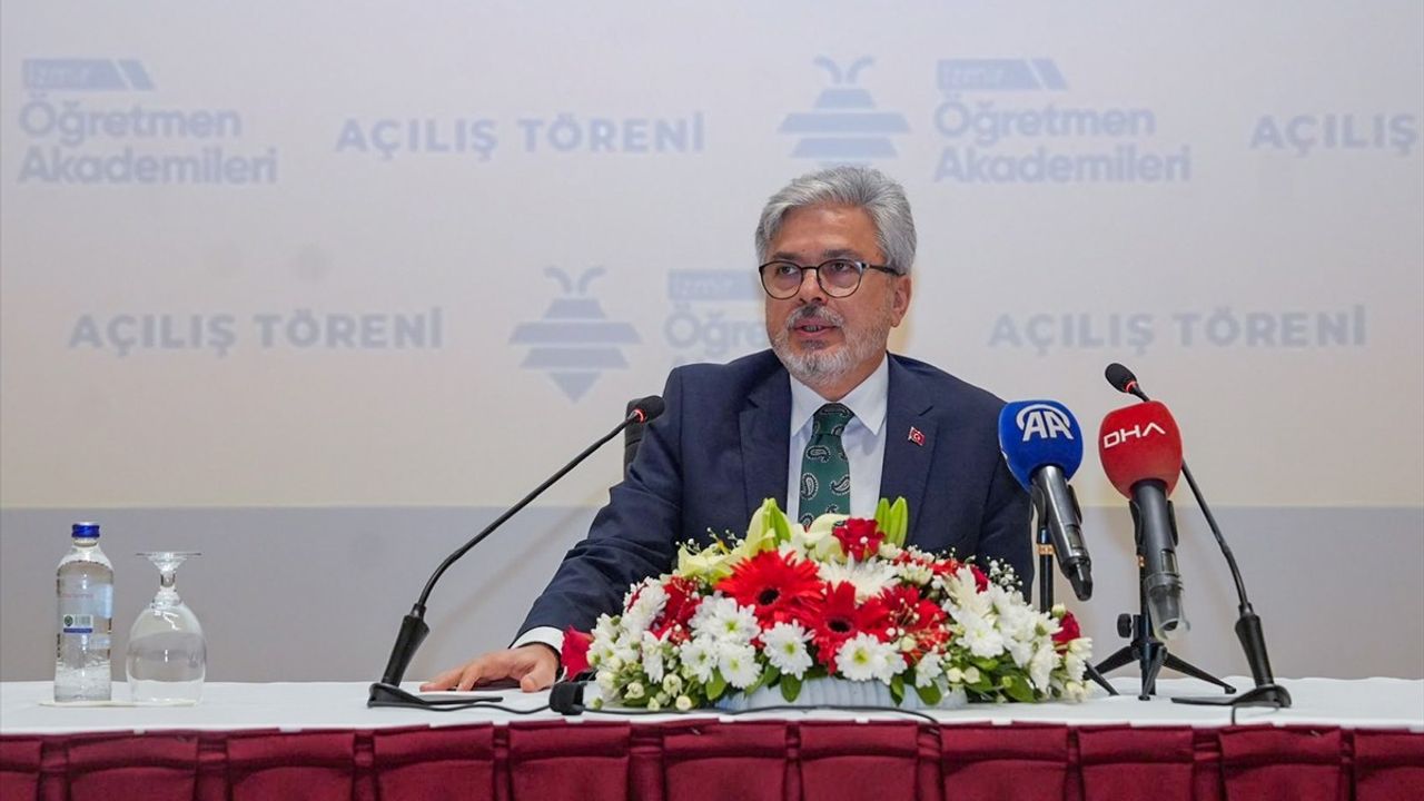 İzmir Öğretmen Akademileri'nde Siber Zorbalık ve Eğitim Reformları Konuşuldu