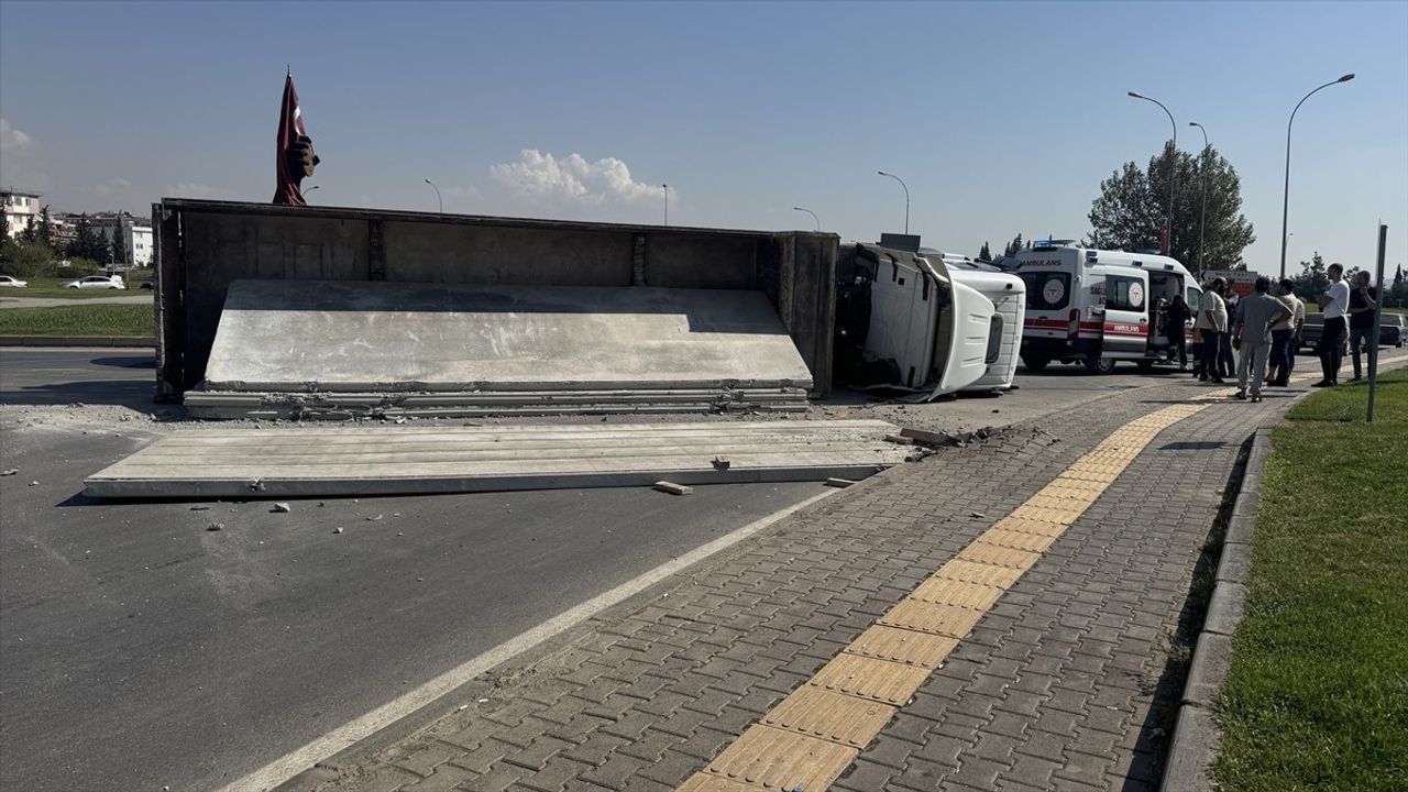 Kahramanmaraş'ta Beton Yüklü Tırın Devrilmesi Sonucu Ulaşım Durdu