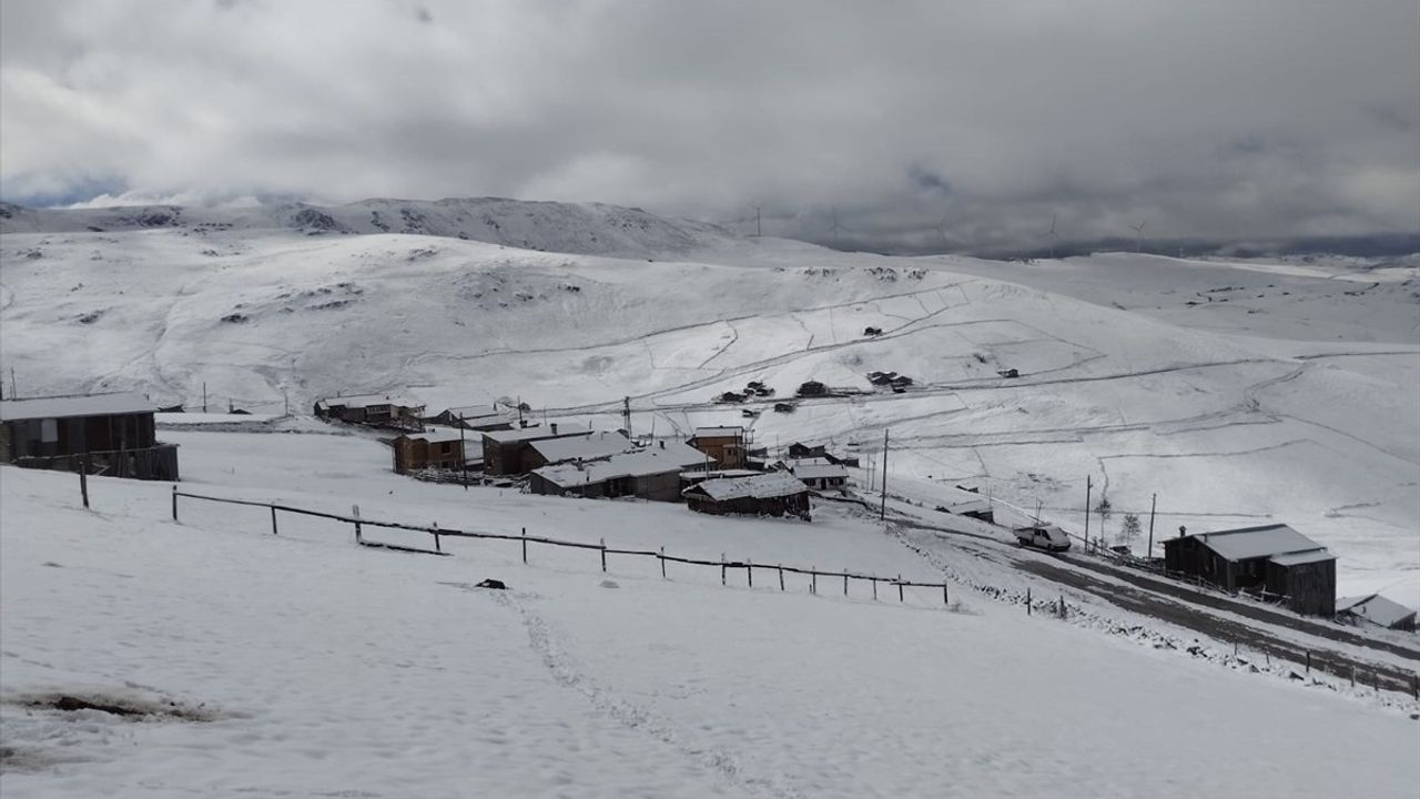 Karadeniz Bölgesi'nde Yüksek Kesimlere Kar Yağdı