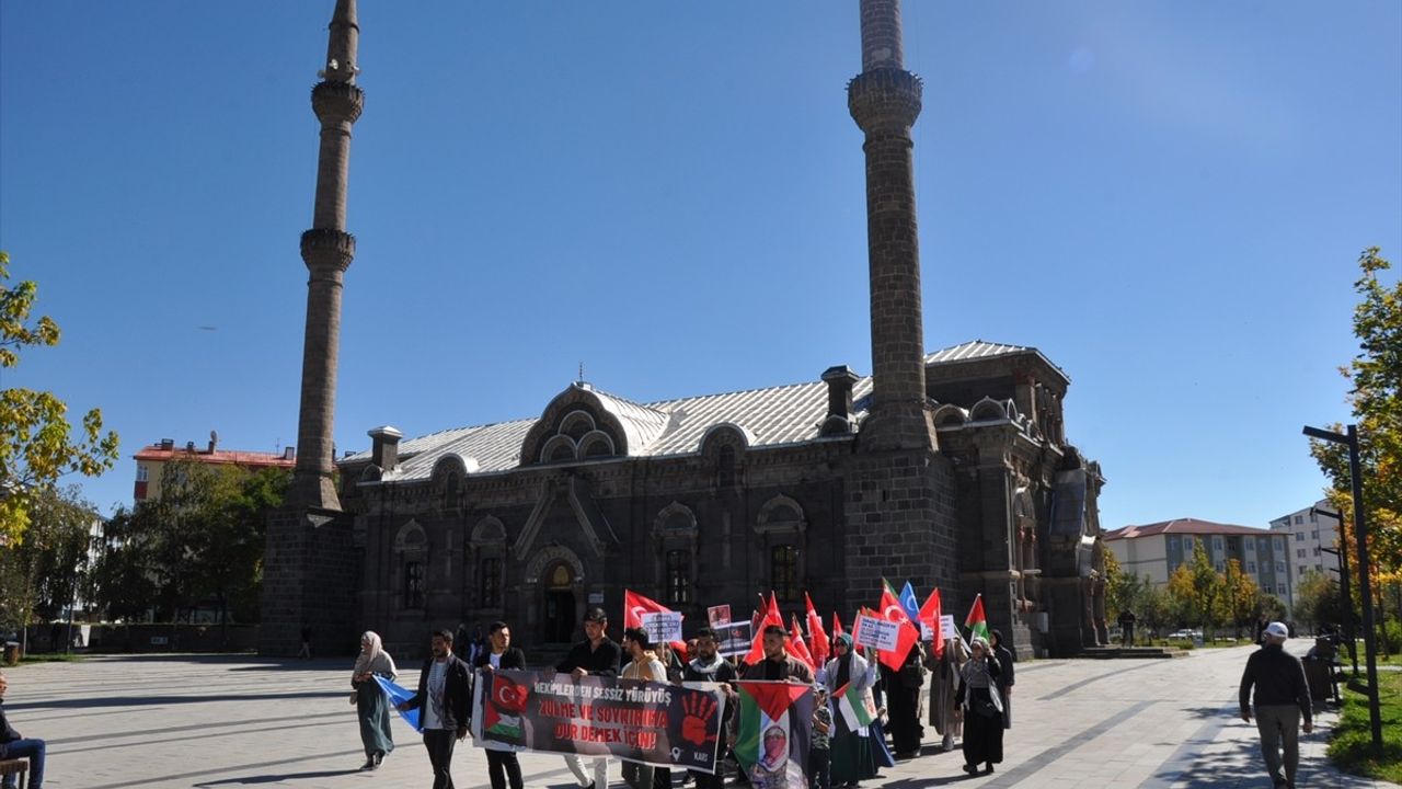 Kars Sağlık Çalışanları Gazze İçin 47 Haftadır Sessiz Yürüyüşte