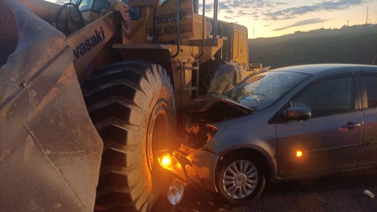 Kars'ta Otomobil ve İş Makinesi Çarpıştı: 6 Öğretmen Yaralandı