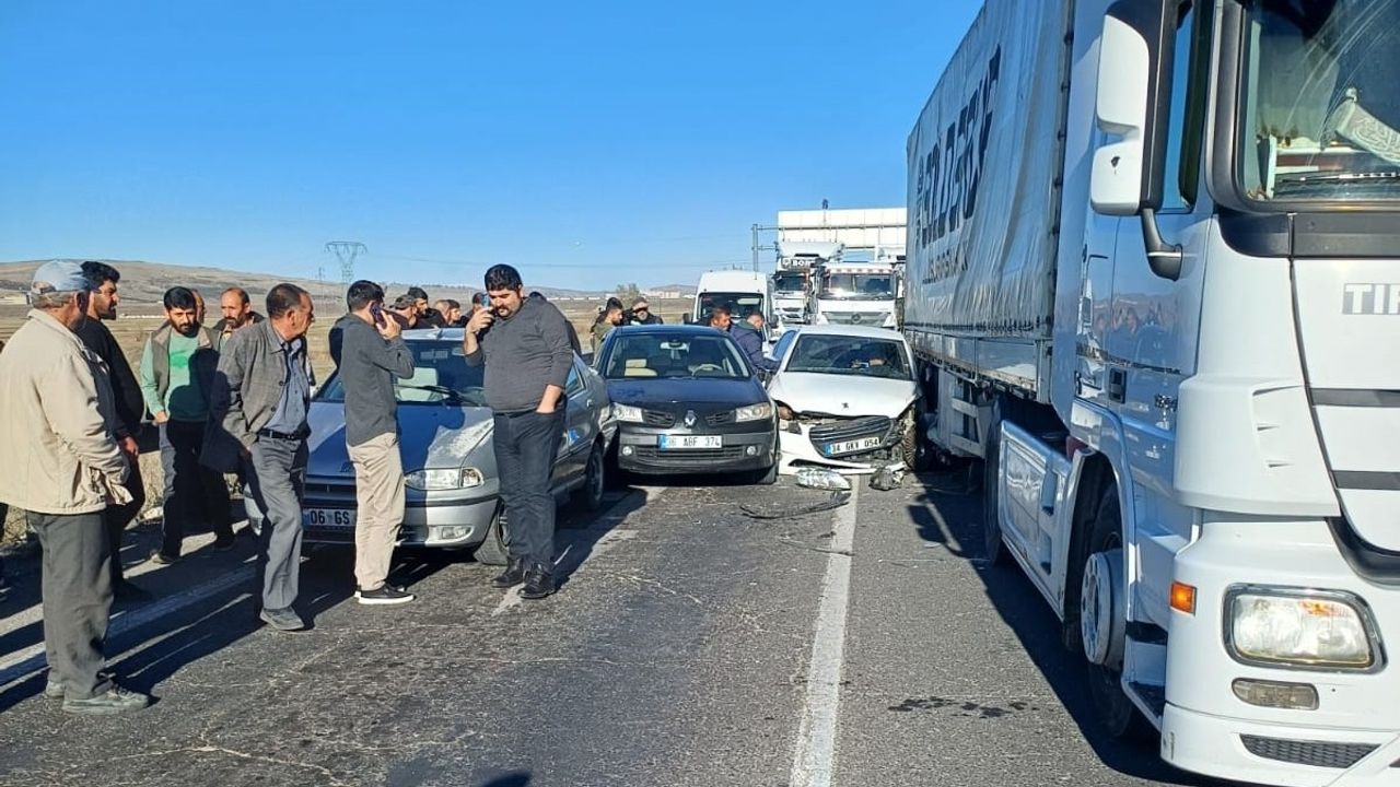 Kars'ta Zincirleme Trafik Kazası: 2 Yaralı