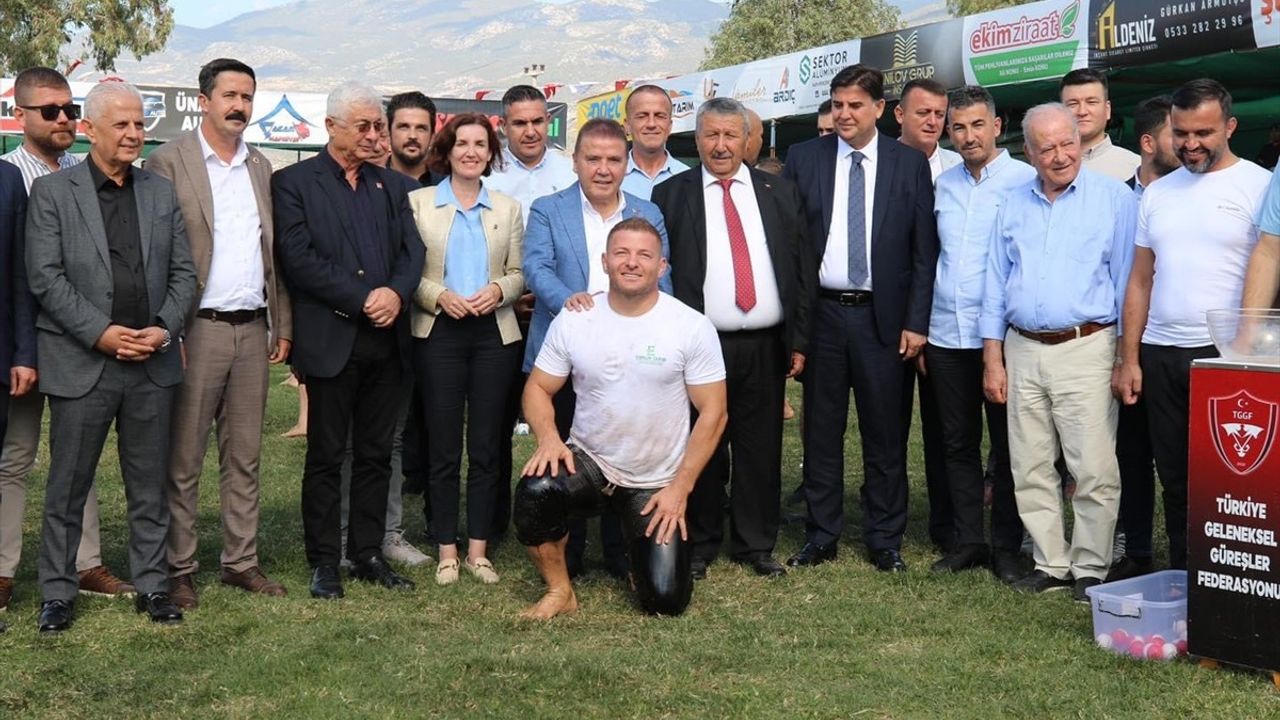 Kaş Belediyesi Yağlı Güreşleri'nde İsmail Balaban Zafere Ulaştı