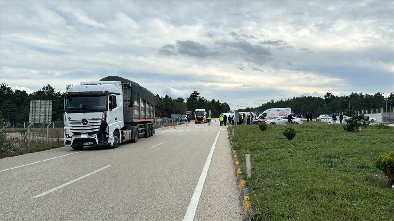 Kastamonu'da Okul Servisi ile Tır Çarpıştı, 13 Yaralı