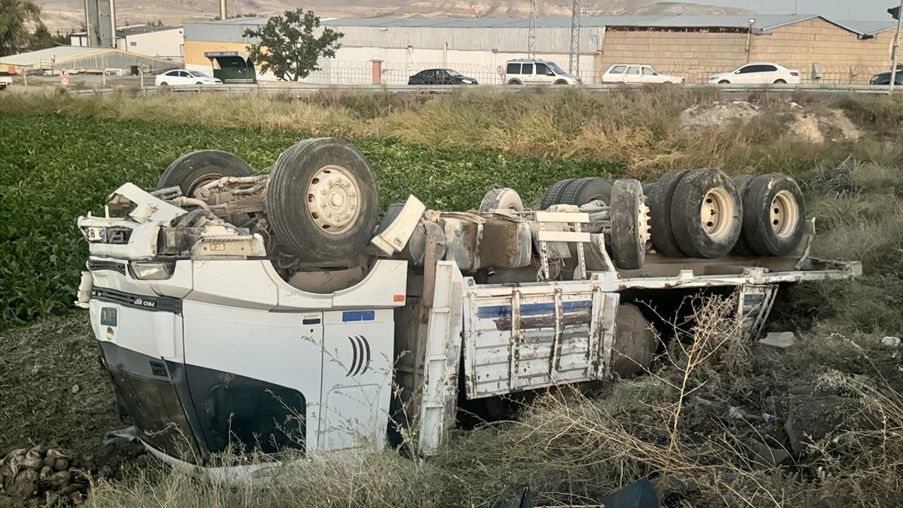 Kayseri'de Feci Trafik Kazası: 1 Öğretmen Hayatını Kaybetti, 5 Yaralı