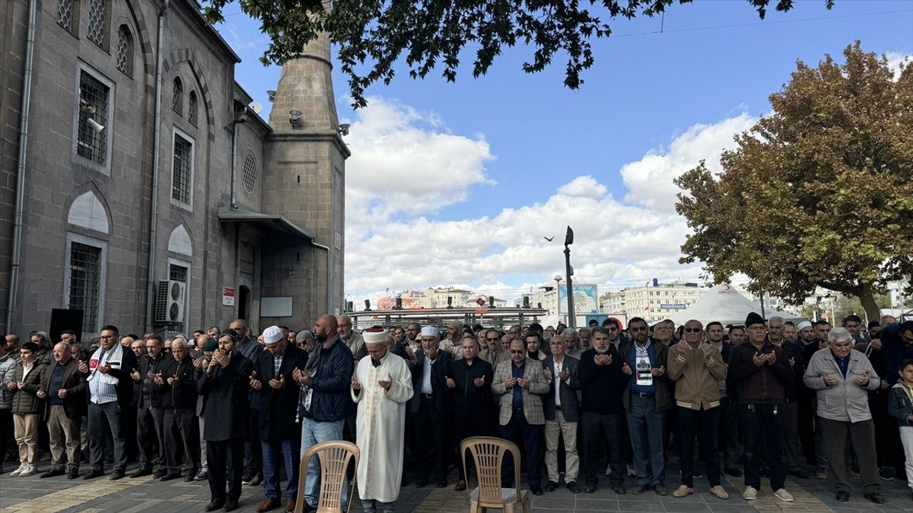 Kayseri'de Yahya Sinvar İçin Gıyabi Cenaze Namazı Düzenlendi