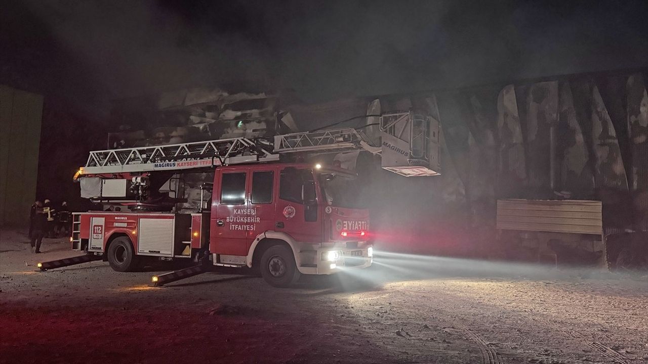 Kayseri'deki Mobilya Fabrikasında Yangın Kontrol Altına Alındı