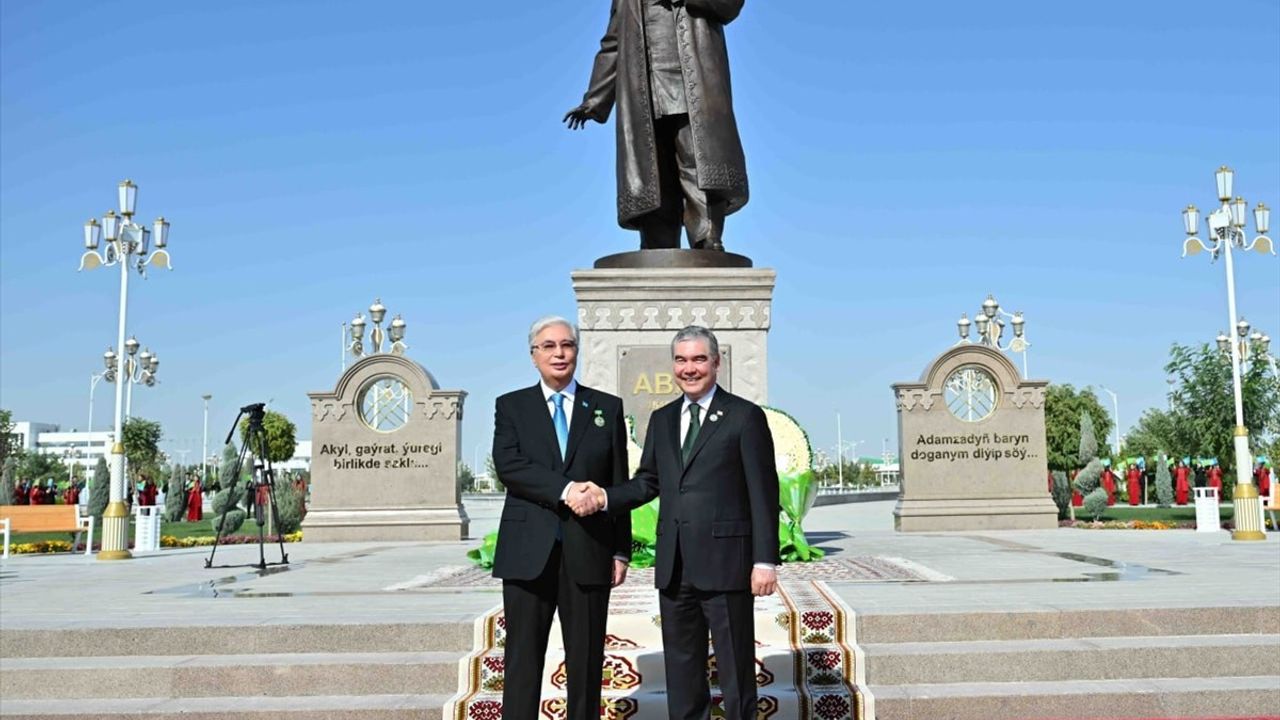 Kazak ve Türkmen Liderler Abay Anıtını Aşkabat'ta Açtı