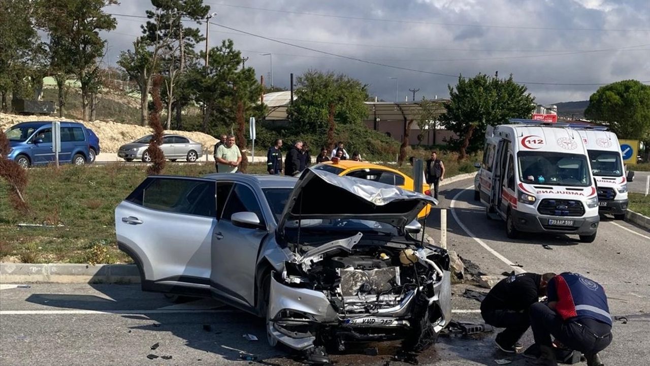 Kırklareli'nde Taksi ve Otomobil Çarpıştı: 4 Yaralı