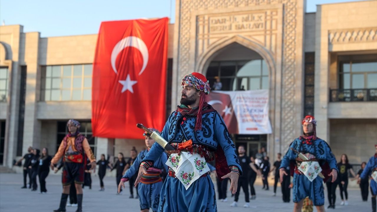Konya'da Cumhuriyet'in 101. Yılı Zeybek Gösterisi ile Coşkuyla Kutlandı