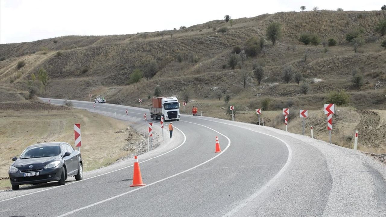 Kütahya'da Heyelan Sonrası Karayolu Yeniden Trafiğe Açıldı